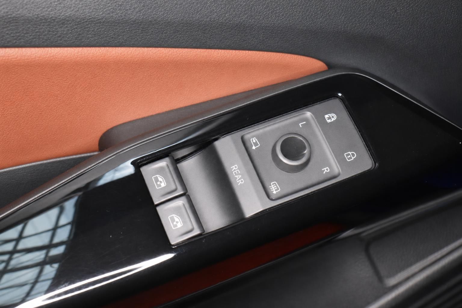 Fensterheber und Bedienpanel in der Fahrertür des Fahrzeugs