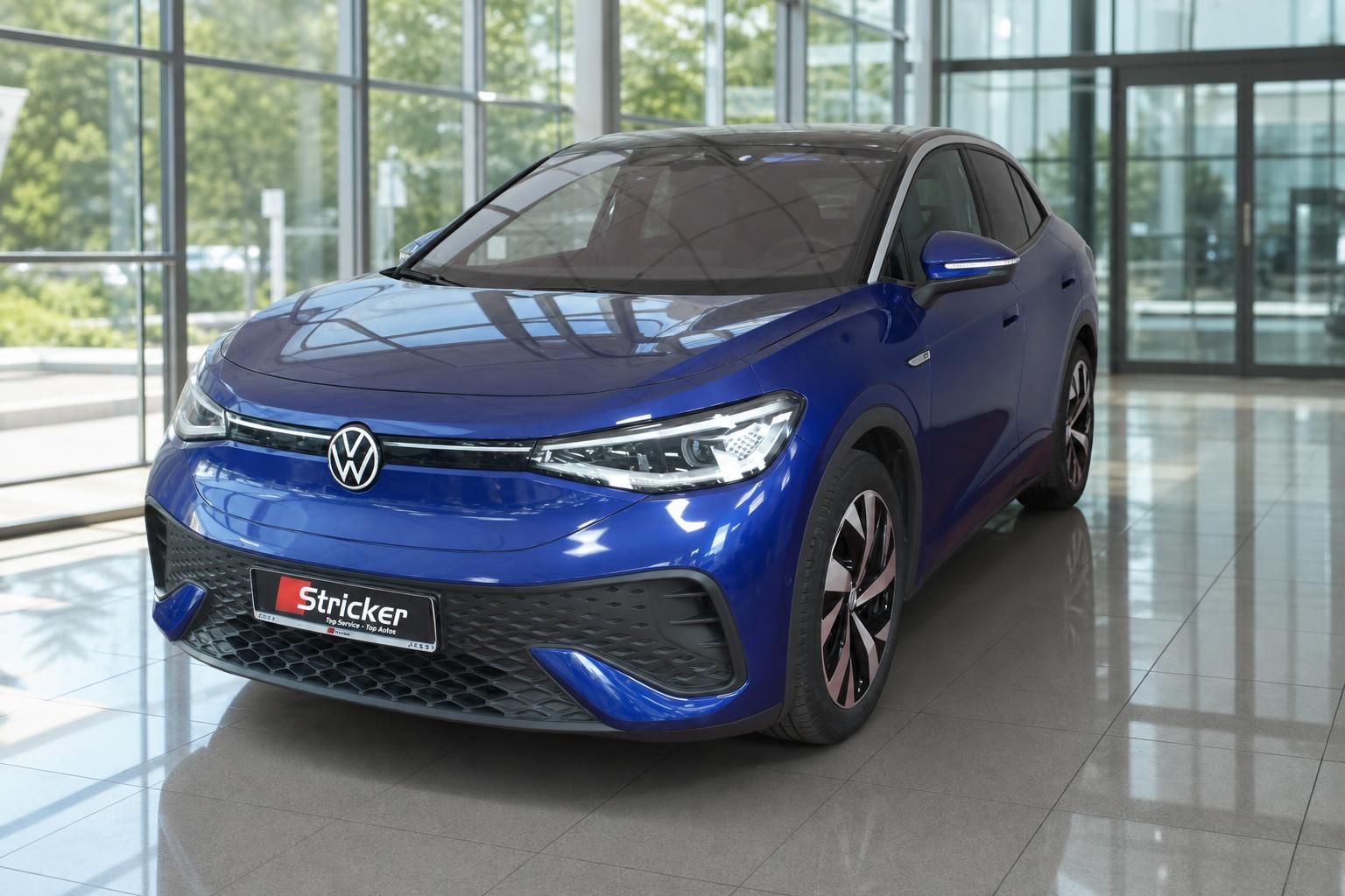 VW ID.5 blau metallic Frontansicht im Autohaus Showroom