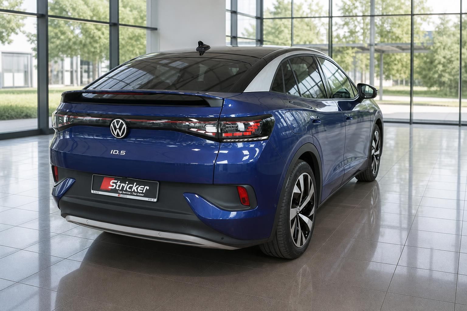 VW ID.5 blau metallic Heckansicht mit Kennzeichenhalter