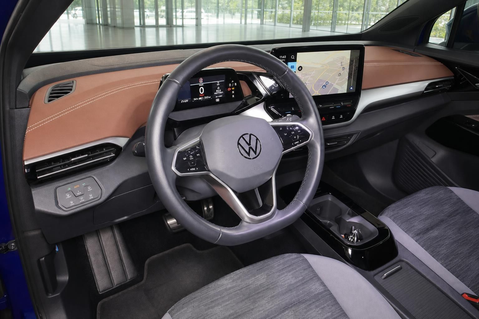 VW ID.5 Innenraum Cockpit mit Lenkrad und Touchscreen Display
