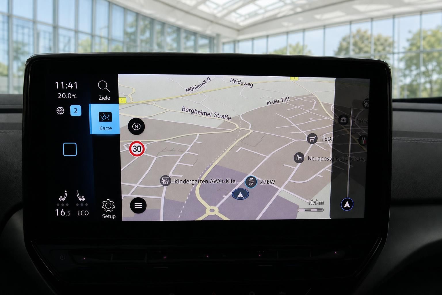 VW Navigationssystem Touchscreen mit Kartenansicht im Infotainment