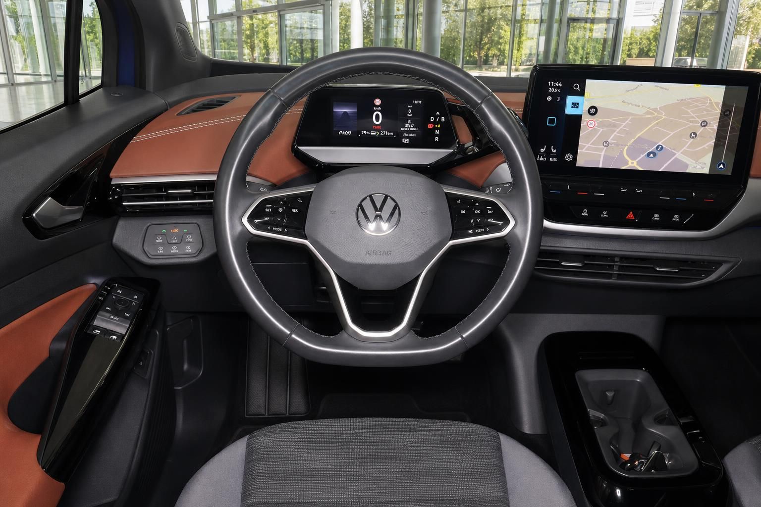 VW Cockpit mit Lenkrad, Digitalanzeige und Navigationsbildschirm