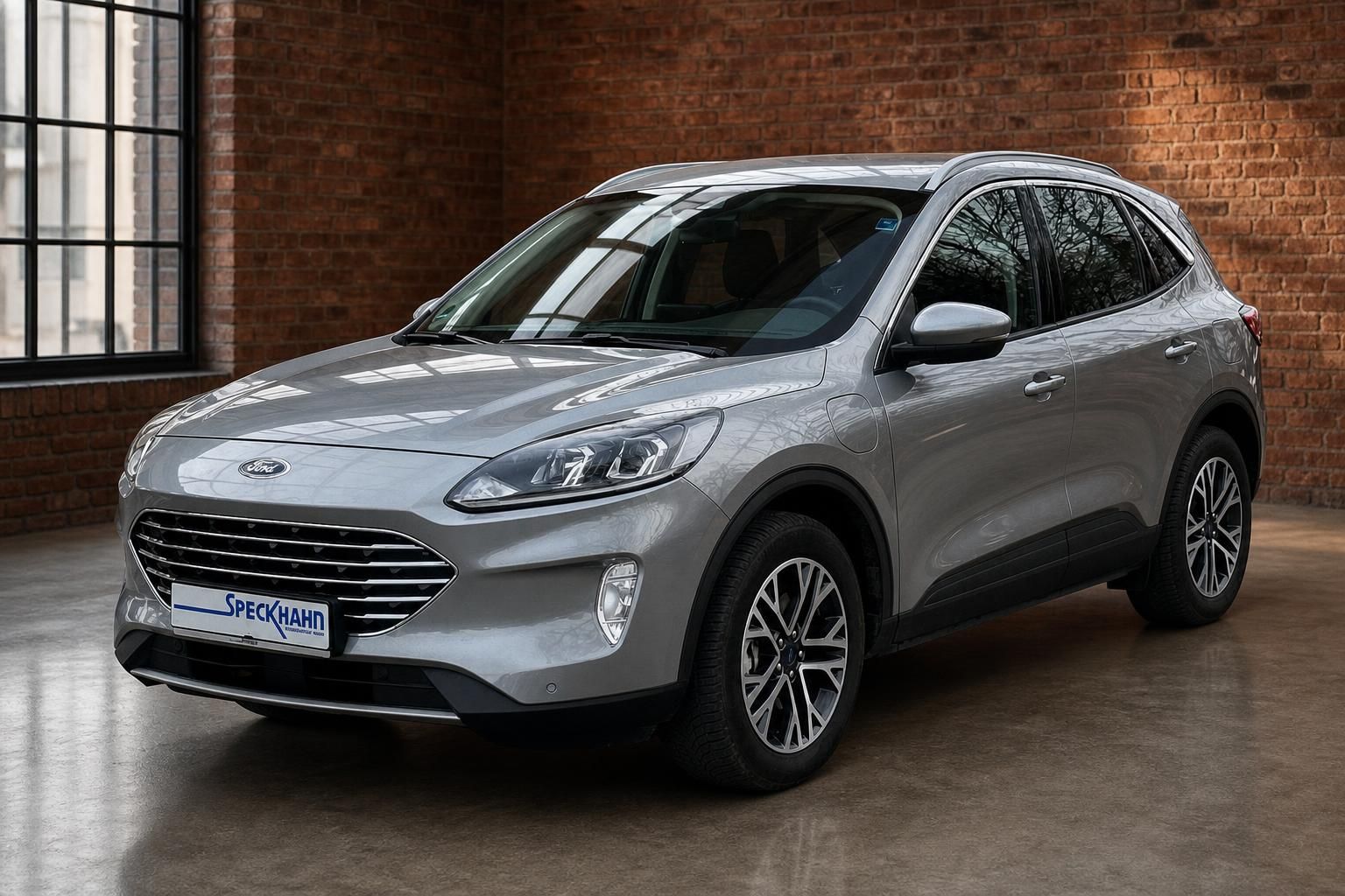Ford Kuga silber Frontansicht schraeg in Industriehalle