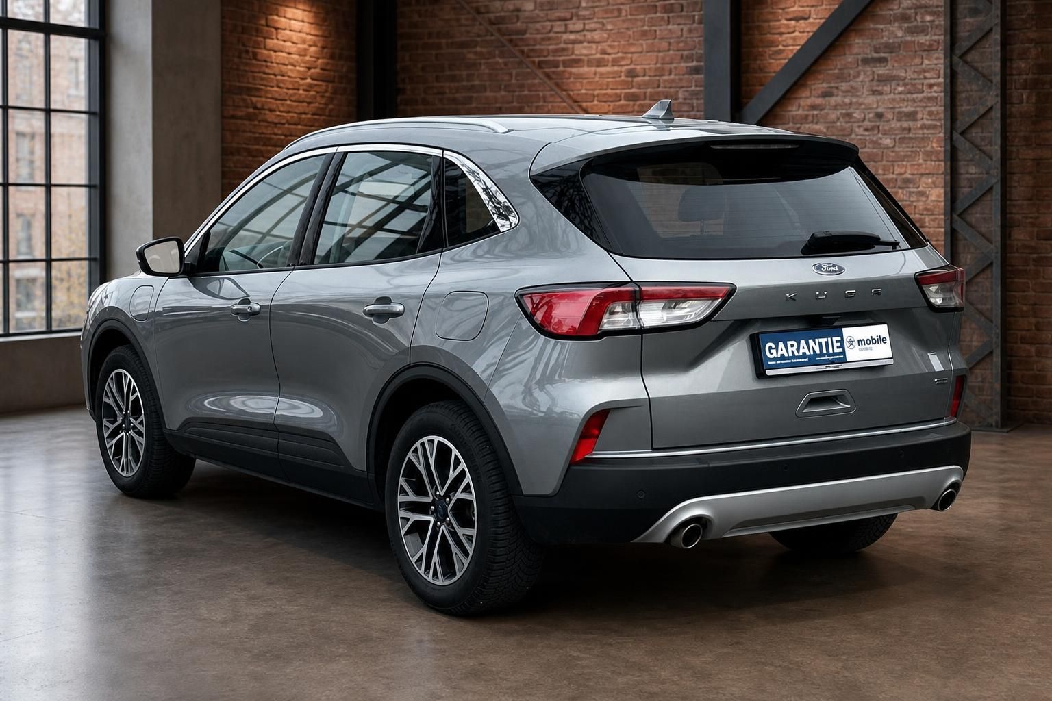 Ford Kuga grau Heckansicht seitlich in Fotostudio mit Backsteinwand