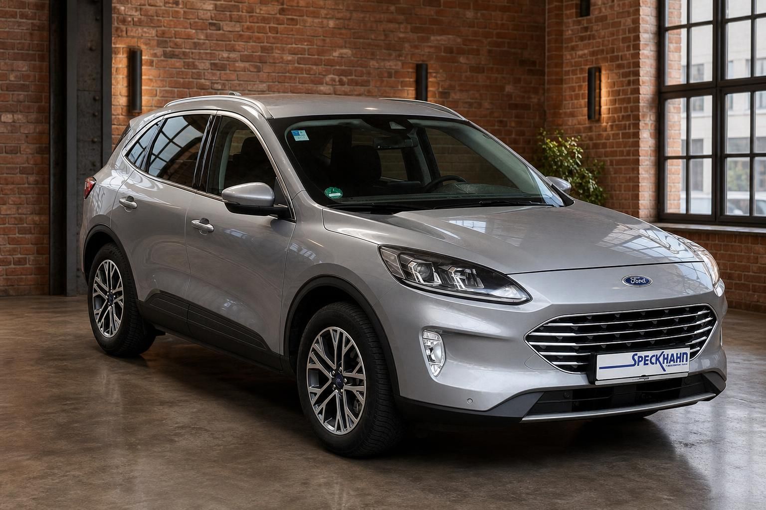 Ford Kuga silber Frontansicht schraeg im Autohaus Speckhahn