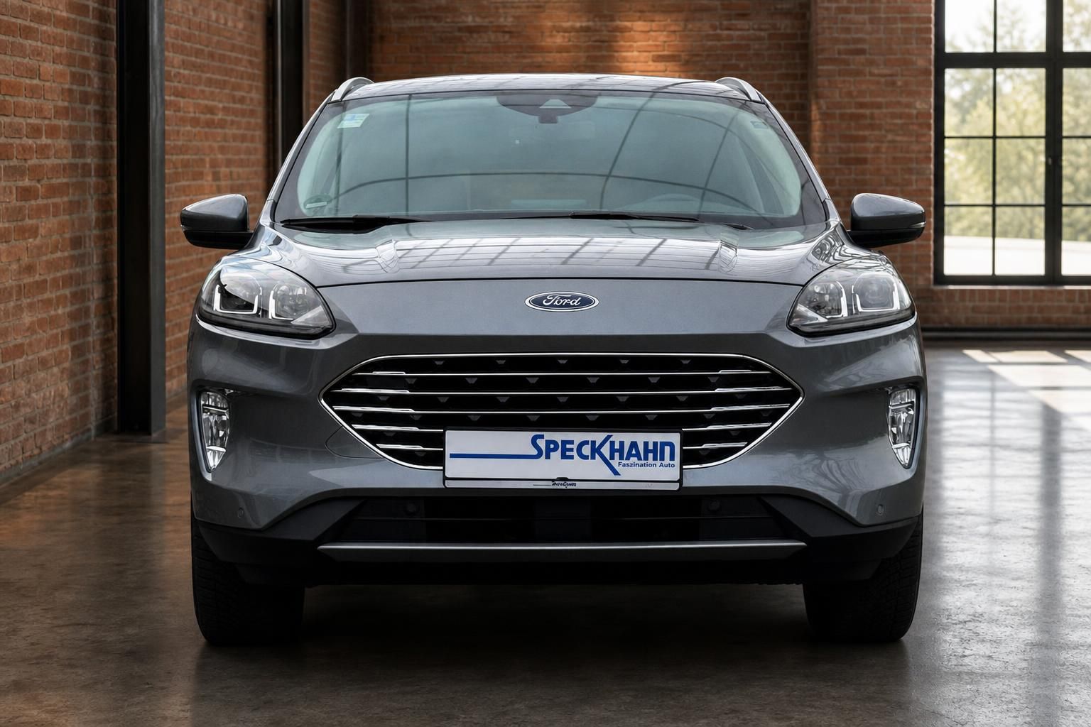 Ford Kuga Frontansicht in Silber mit Kuehlergrill und LED-Scheinwerfern