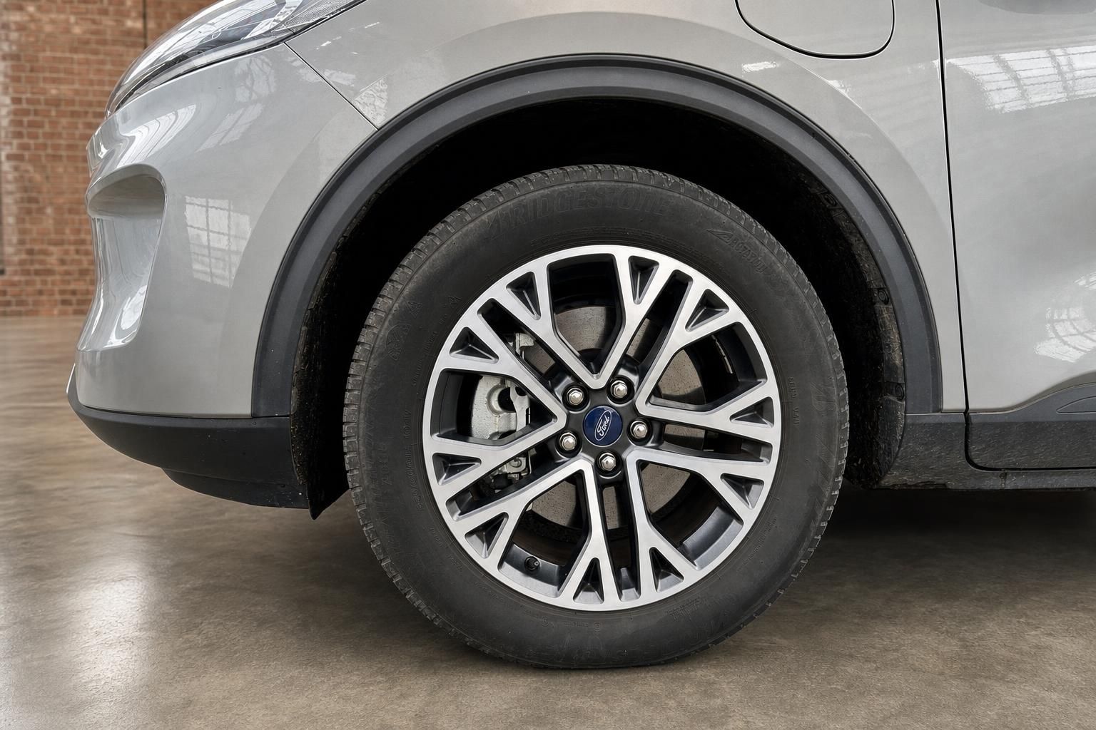 Ford Kuga Leichtmetallfelge mit Bridgestone Reifen im Detail