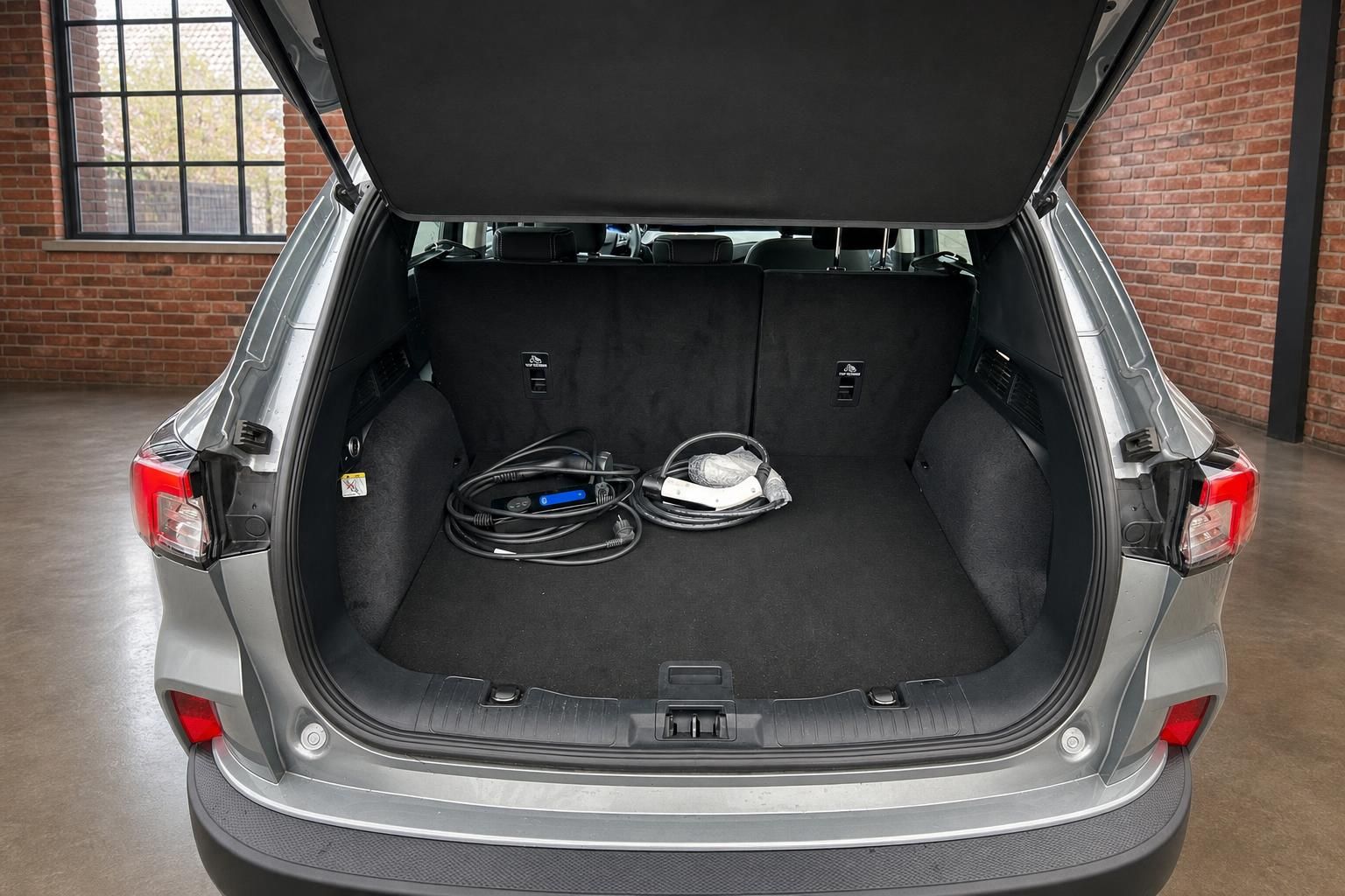 Ford Kuga Kofferraum mit Ladekabel fuer Hybrid oder Elektro