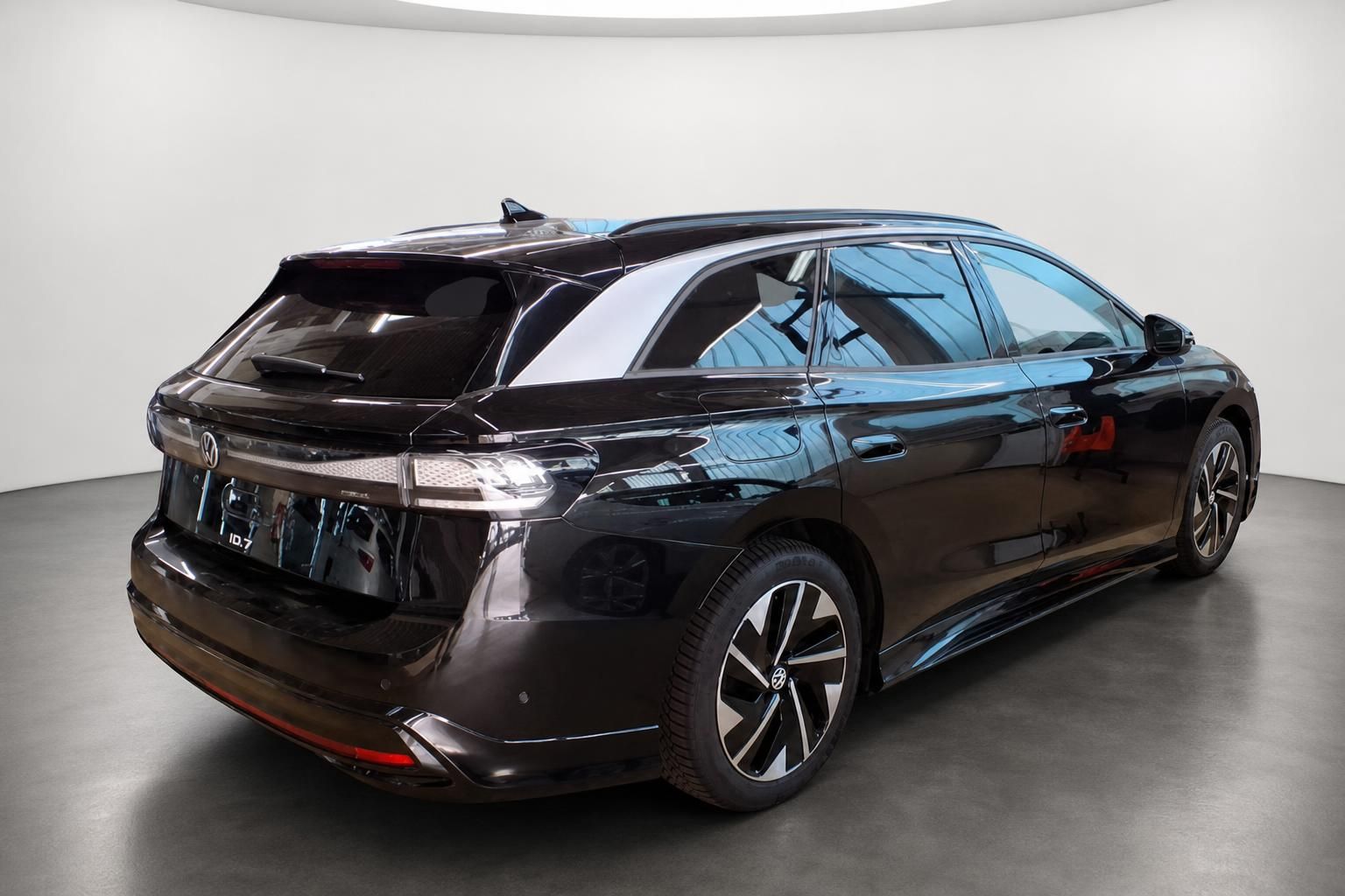 VW ID.7 Tourer in Schwarz, Heckansicht schräg von hinten