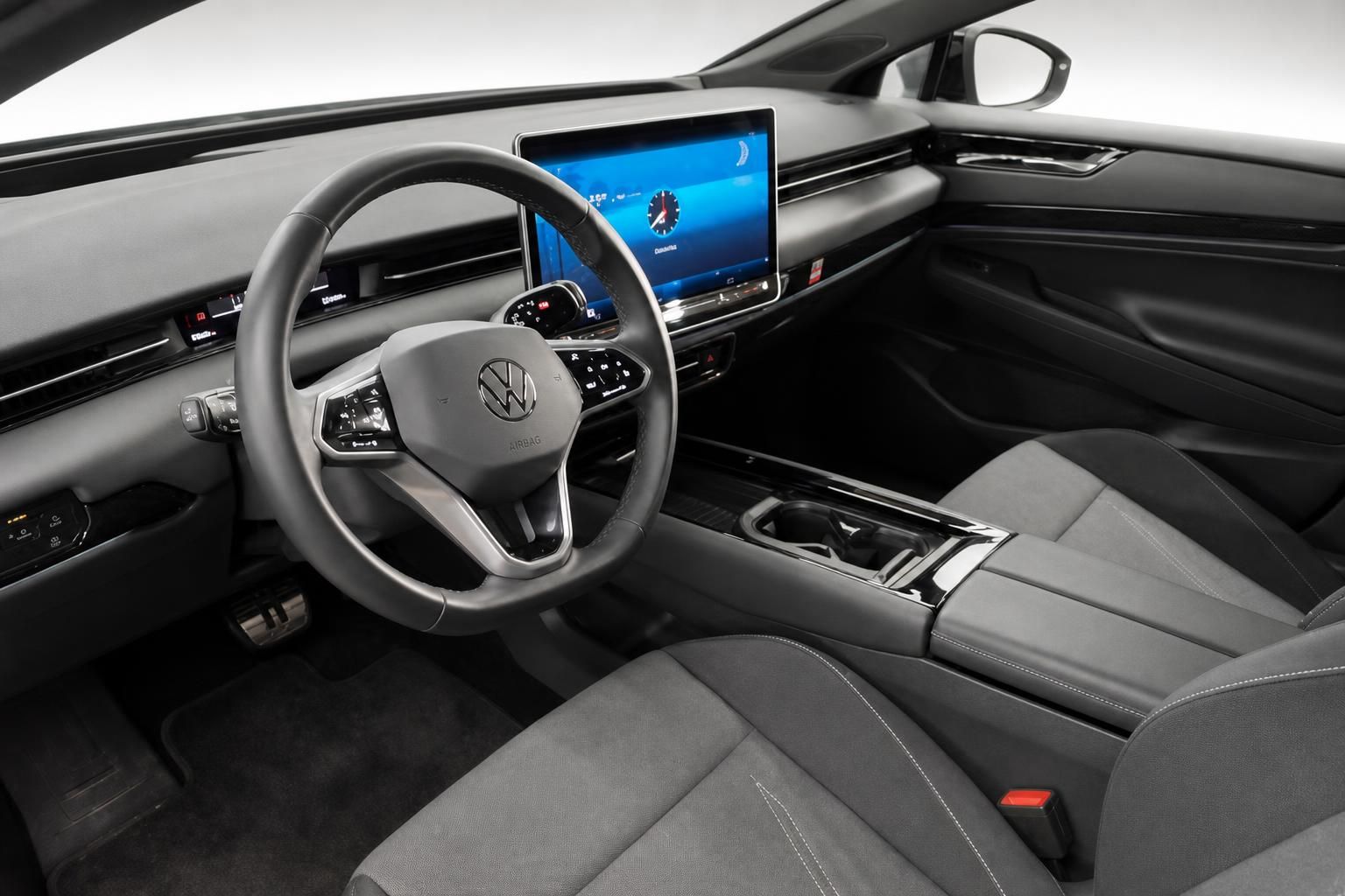 VW ID.7 Innenraum mit Cockpit, Lenkrad und Touchscreen-Display