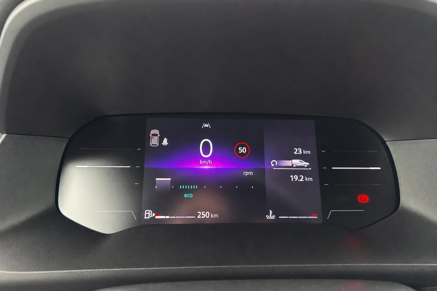 Modernes digitales Kombiinstrument mit Tachometer, Reichweitenanzeige und ECO-Modus im Fahrzeugcockpit