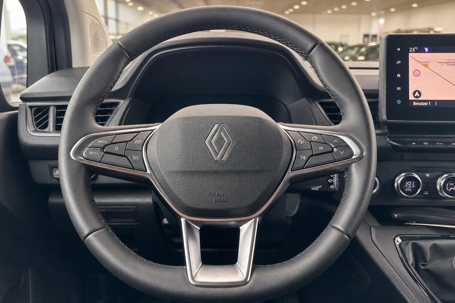 Renault Lenkrad mit Multifunktionstasten und Touchscreen-Display im Fahrzeug-Cockpit
