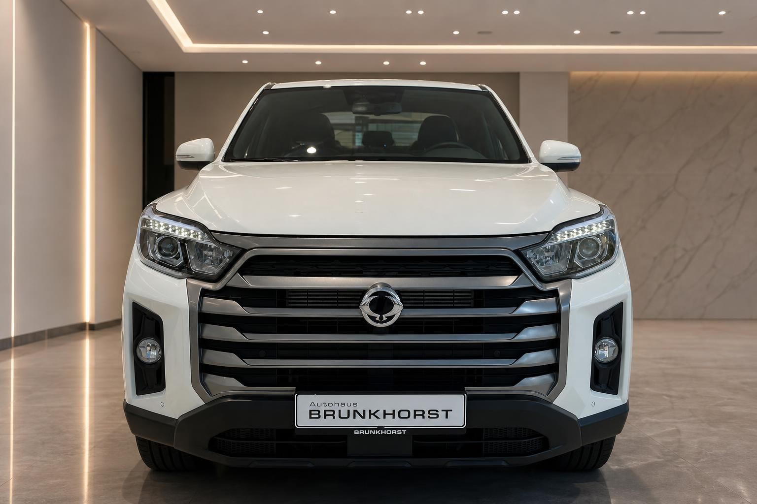 SsangYong Sports Pickup weiß - Frontansicht mit LED-Scheinwerfern und markanter Kühlergrill
