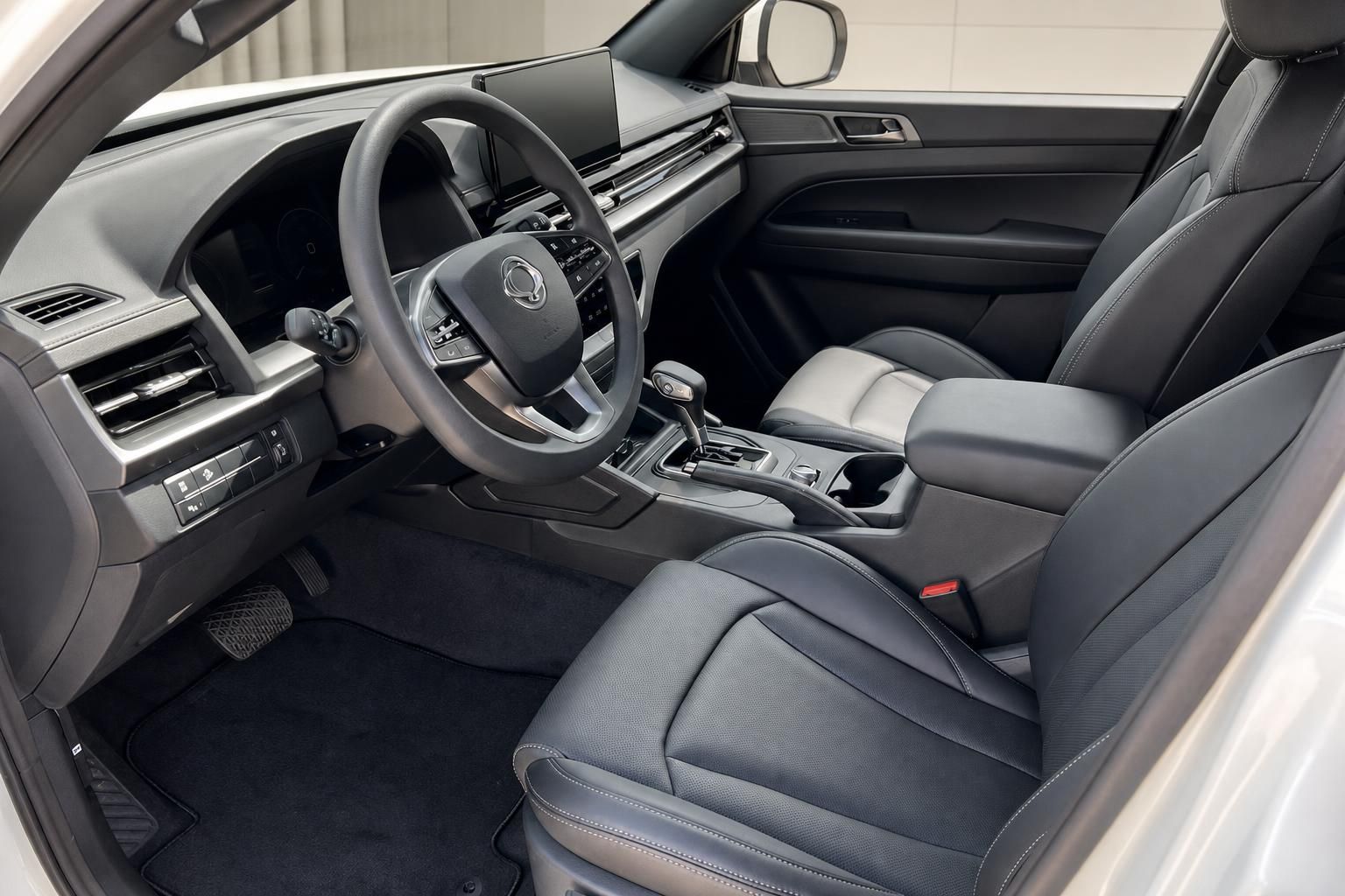 SsangYong Sports Pickup Innenraum - Fahrersitz mit schwarzem Leder und modernem Cockpit