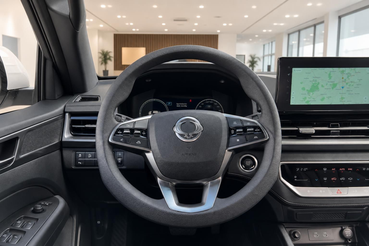 Auto Cockpit mit Lenkrad, Armaturenbrett und Navigationssystem im Showroom