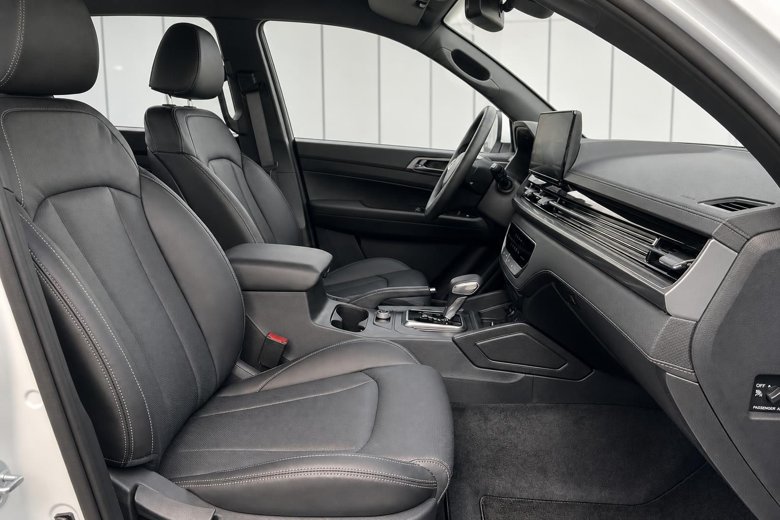 Fahrzeug Innenraum mit Vordersitzen, Mittelkonsole und modernem Dashboard