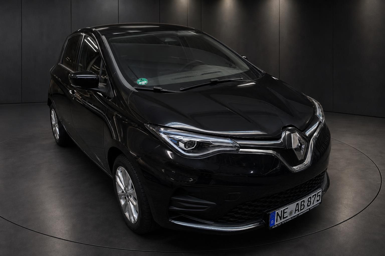 Renault Zoe schwarz, Frontansicht mit Kühlergrill und Scheinwerfer