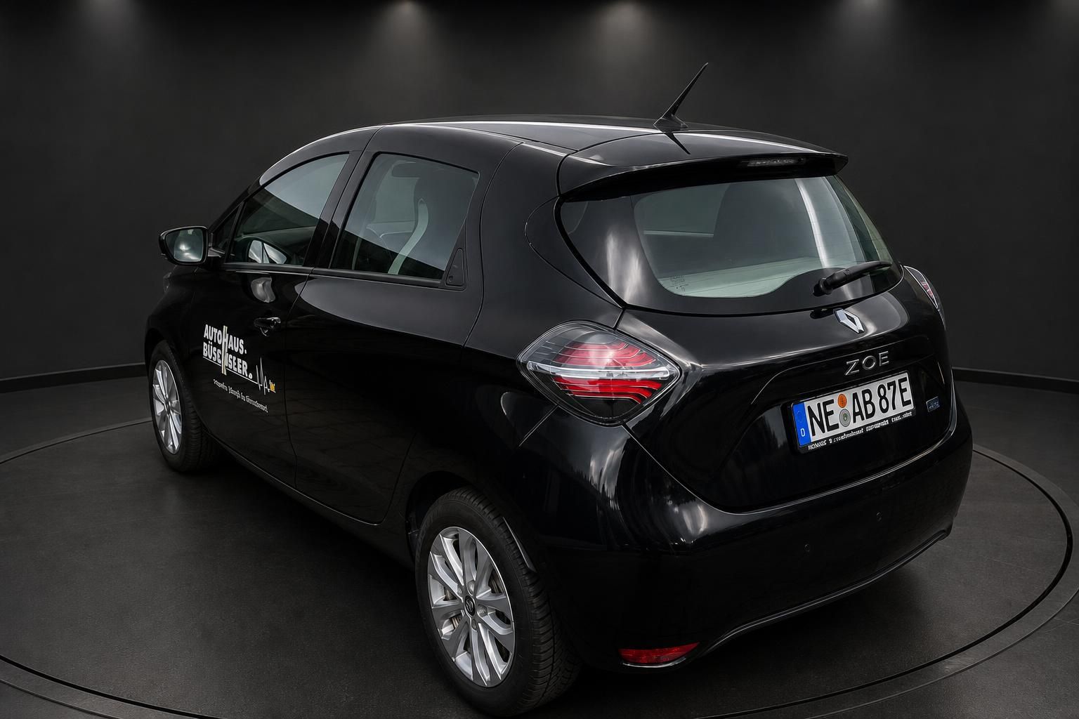 Renault Zoe schwarz, Heckansicht mit Rücklichtern und Aufkleber Autohaus