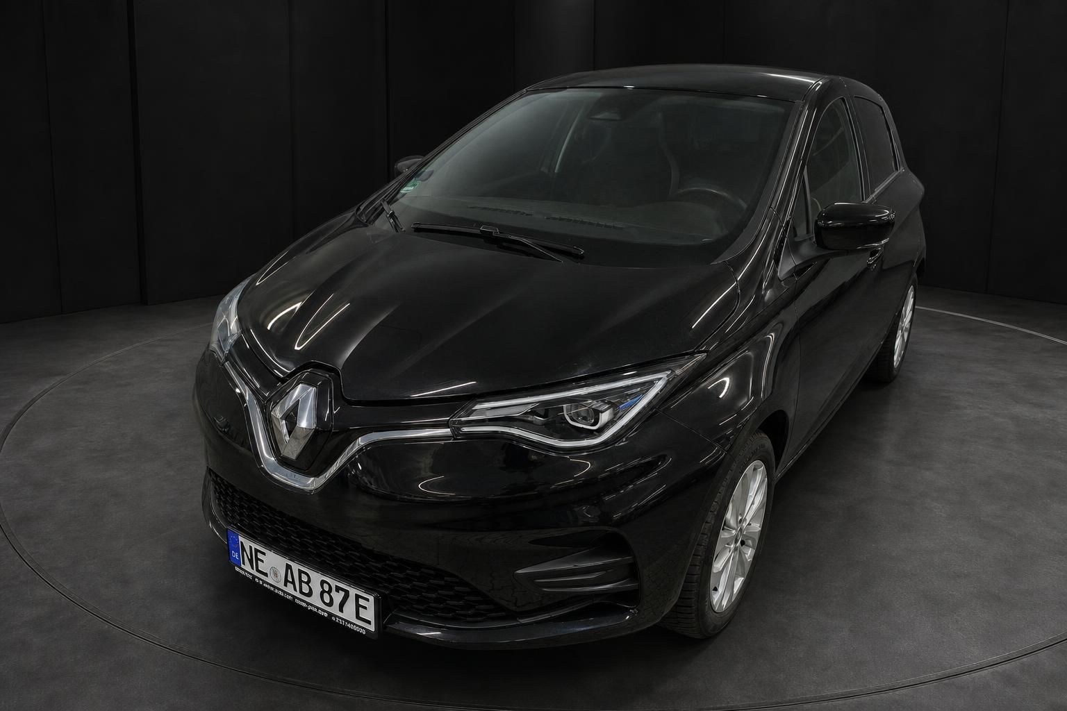 Renault Zoe schwarz Frontansicht in Studioaufnahme