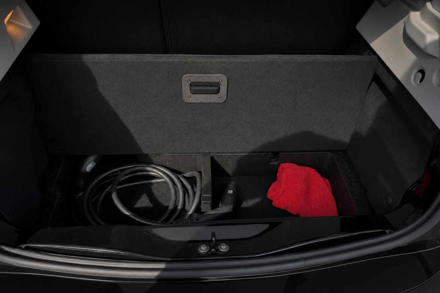 Kofferraum Renault Zoe mit Ladekabel und Zubehoer