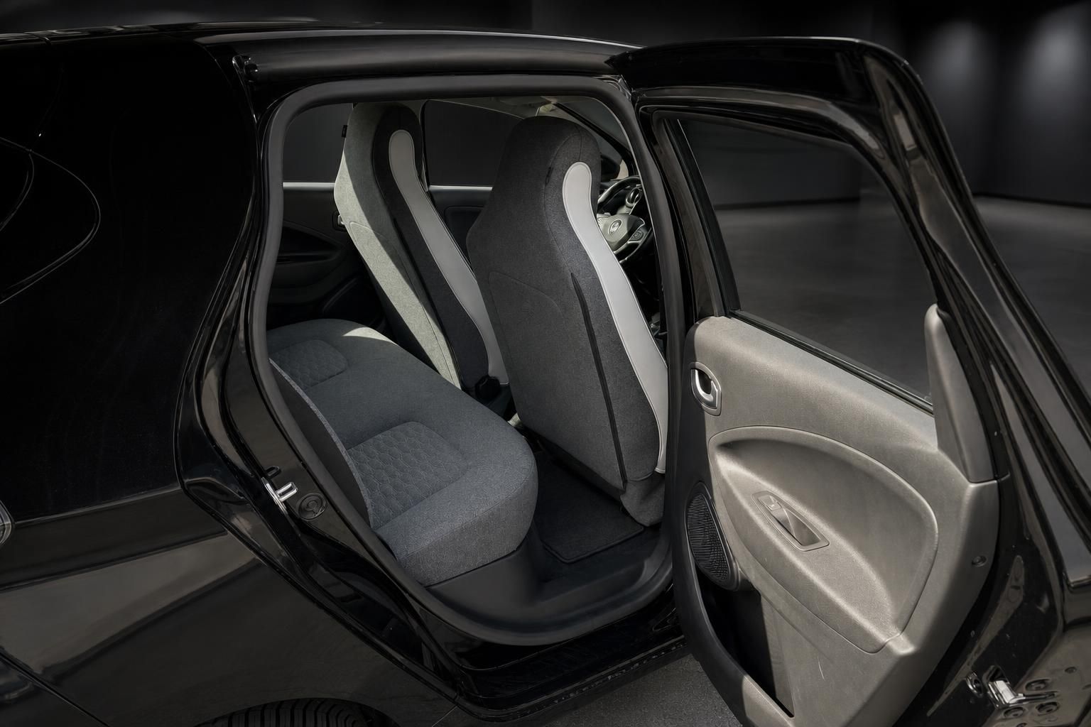 Renault Zoe Ruecksitze mit geoeffneter Tuer im Studio