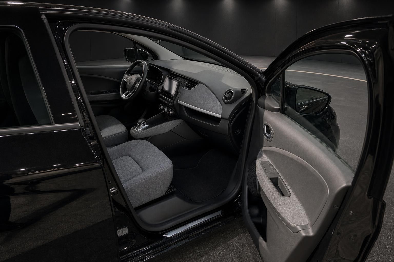 Renault Zoe Fahrersitz und Cockpit mit offener Tuer
