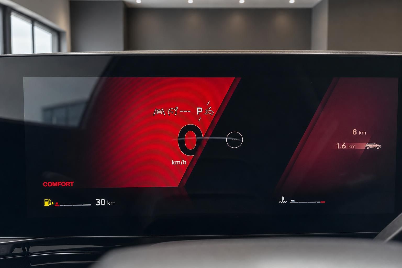 Digitales Kombiinstrument im Auto mit rotem Design und Fahrinformationen