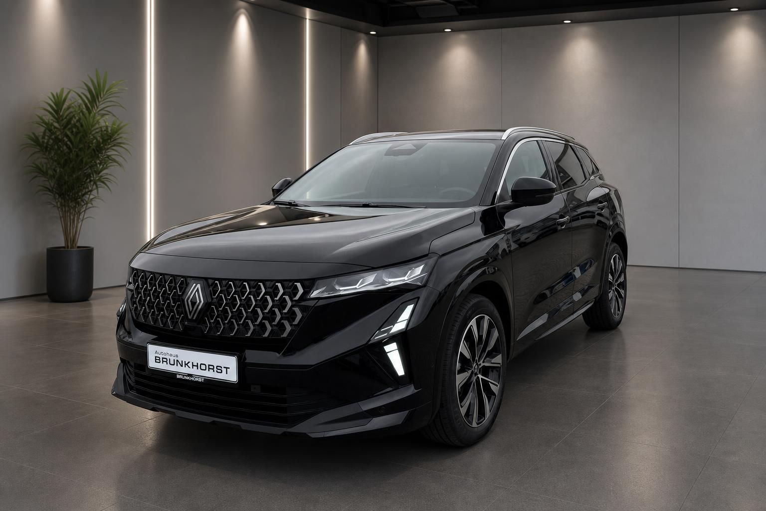 Schwarzer Renault SUV in modernem Showroom - Seitenansicht mit elegantem Design und Premiumausstattung