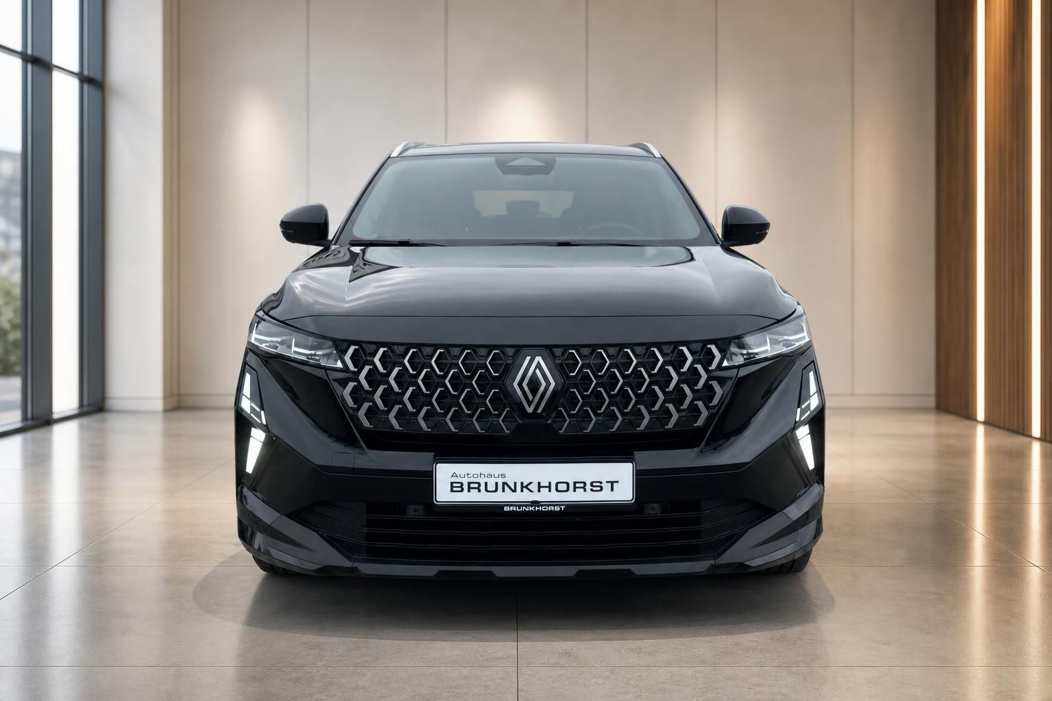 Renault Austral Frontansicht schwarz - markanter Kühlergrill und LED-Scheinwerfer im Showroom