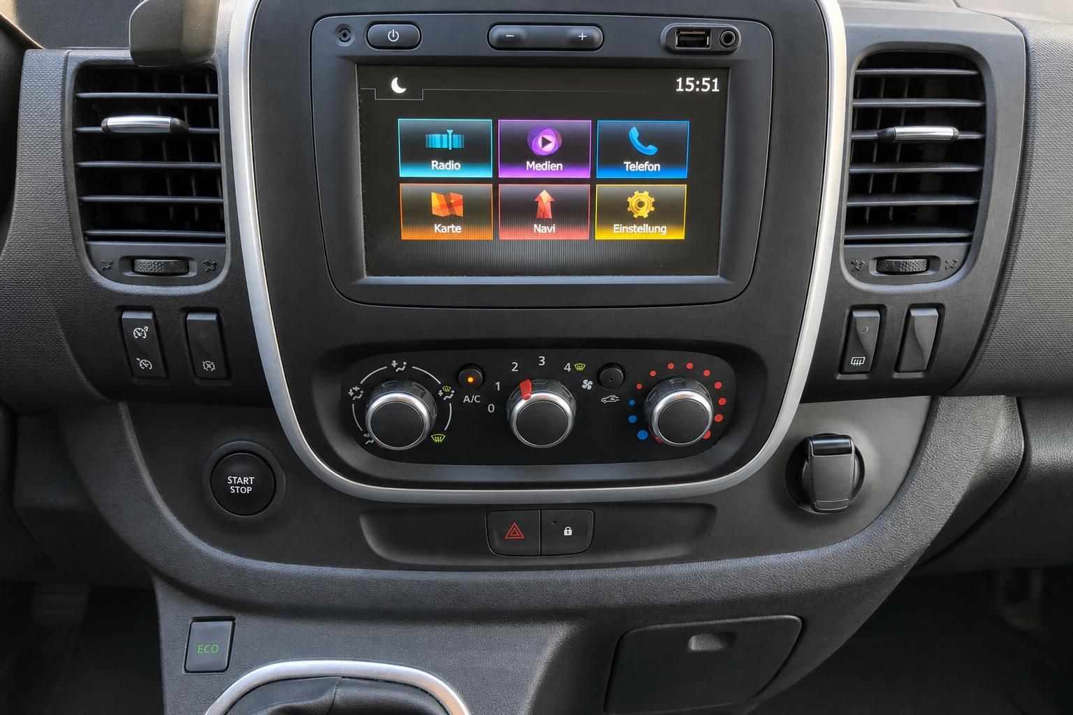 Fahrzeug Cockpit - Infotainment-System mit Touchscreen und Klimaanlage-Bedienung