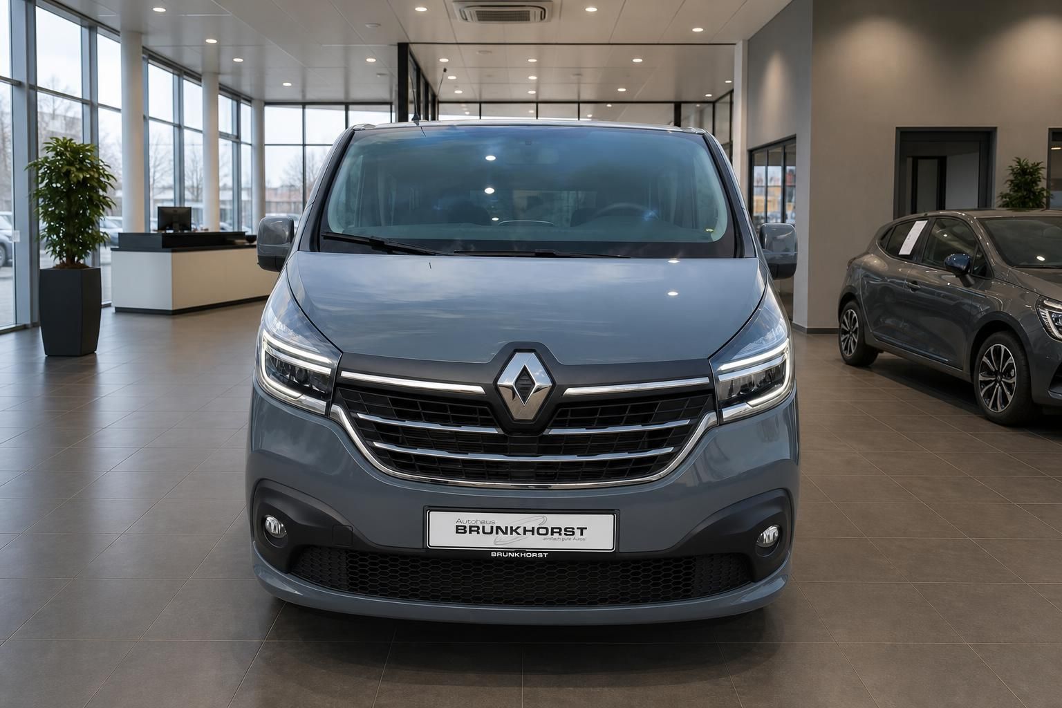 Renault Trafic grau Frontansicht mit Renault-Logo und LED-Tagfahrlicht im modernen Autohaus