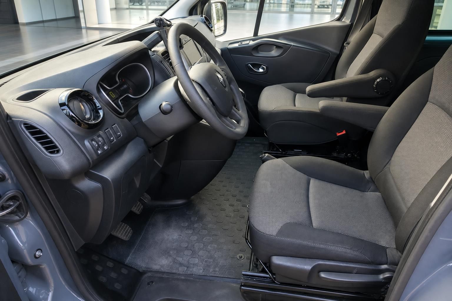 Renault Trafic Innenraum Fahrerseite mit Lenkrad, Sitzen und modernem Cockpit Design