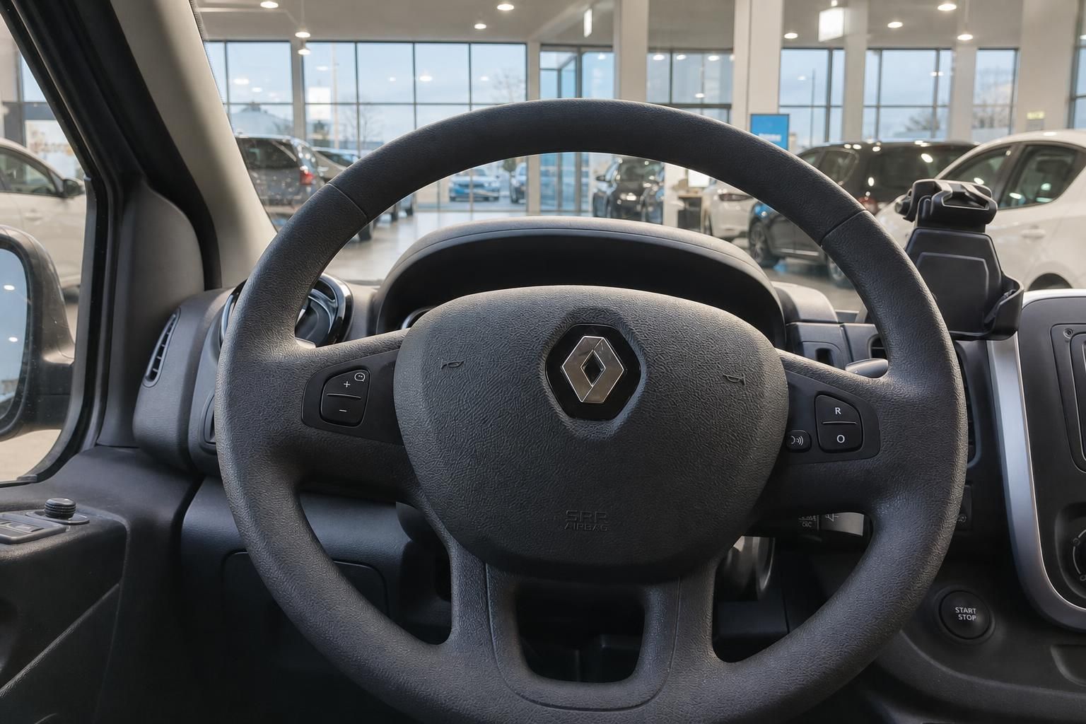 Renault Fahrzeug Innenraum - Lenkrad und Armaturenbrett im Autohaus-Showroom