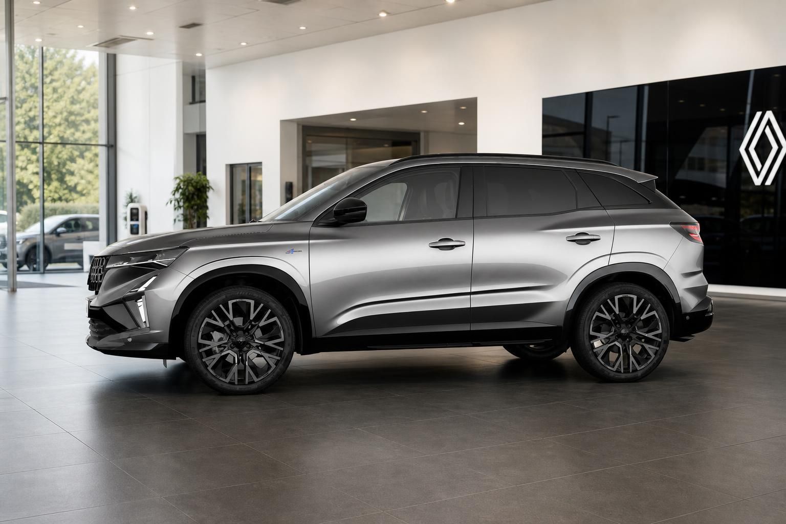 Renault Austral in Grau, Seitenansicht im modernen Autohaus
