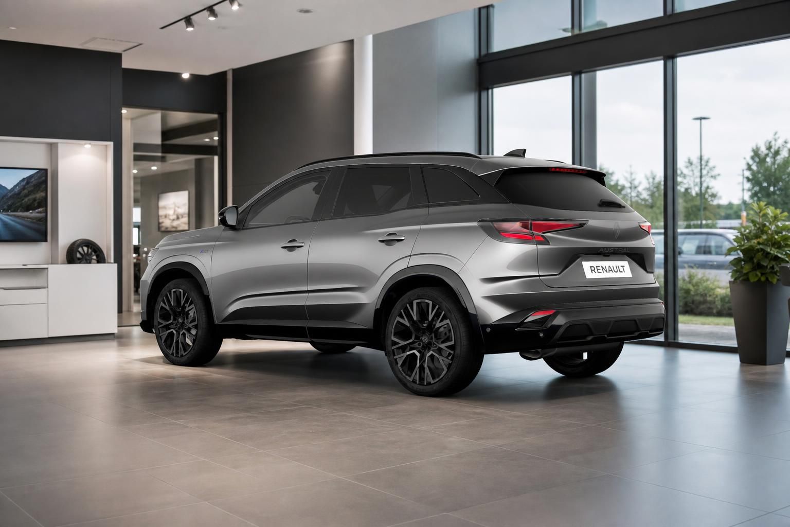 Renault Austral in Grau, Heckansicht im Autohaus-Showroom