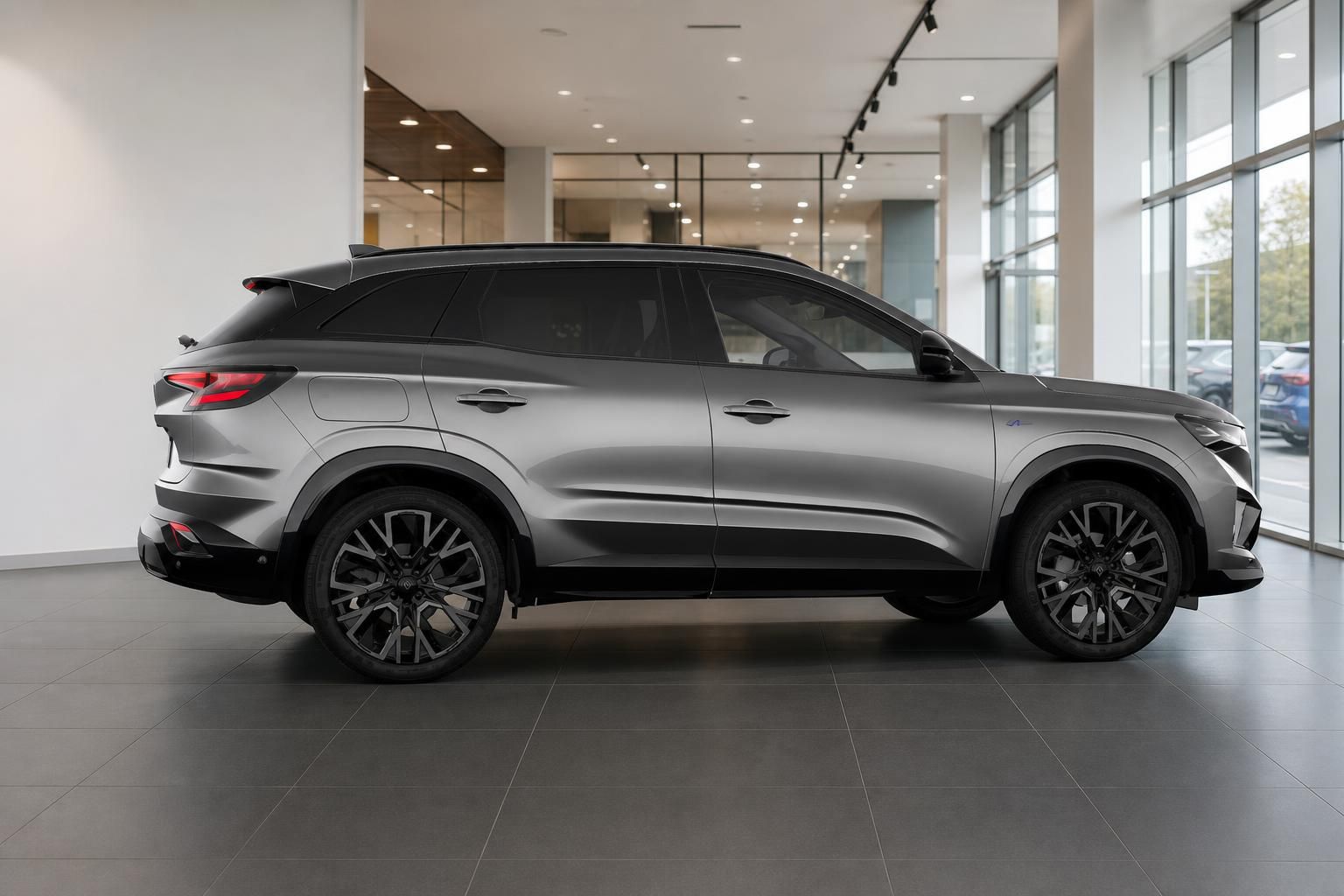 Renault Austral Seitenansicht in Grau, SUV im Autohaus