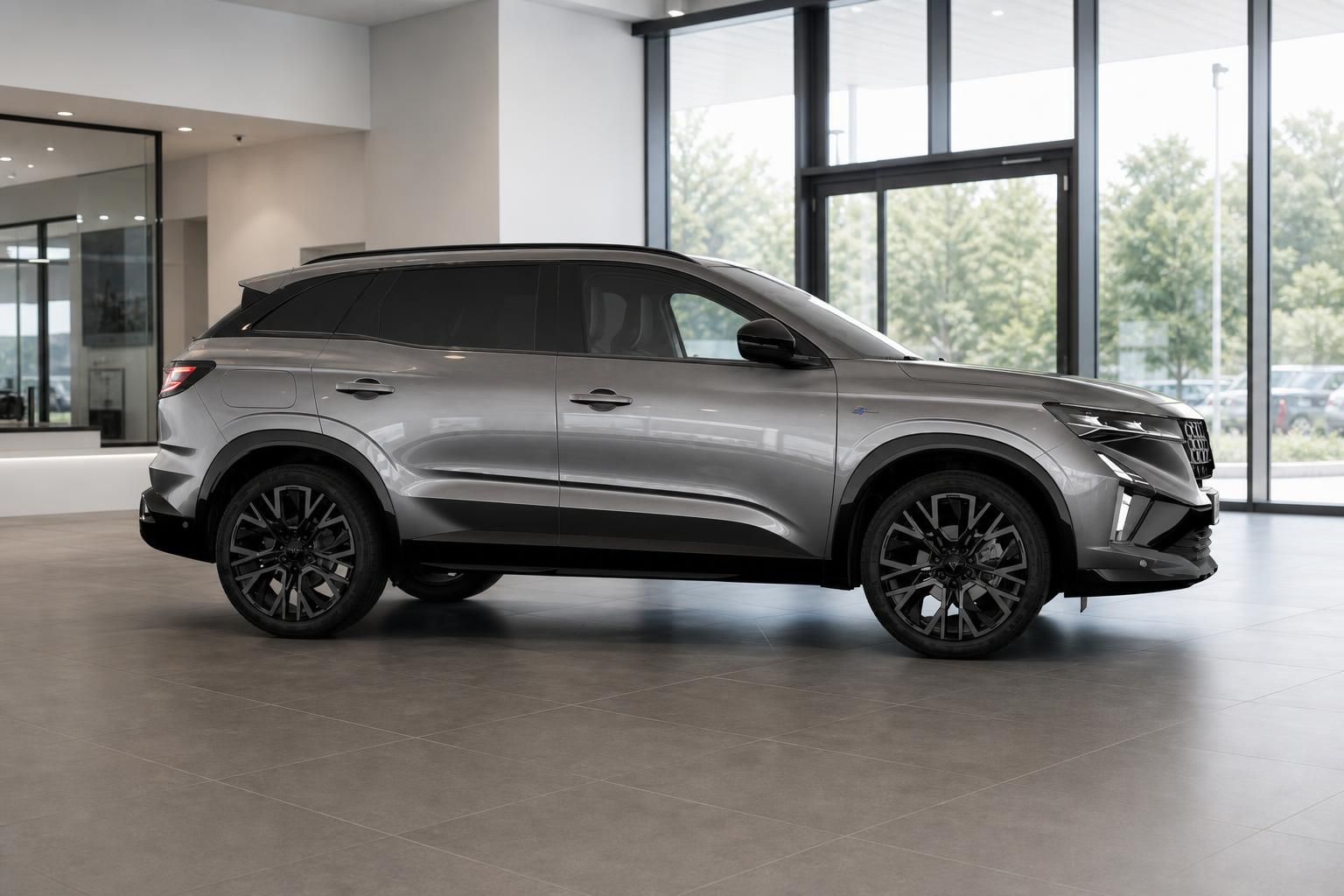 Renault Austral Seitenansicht, grauer SUV im Showroom