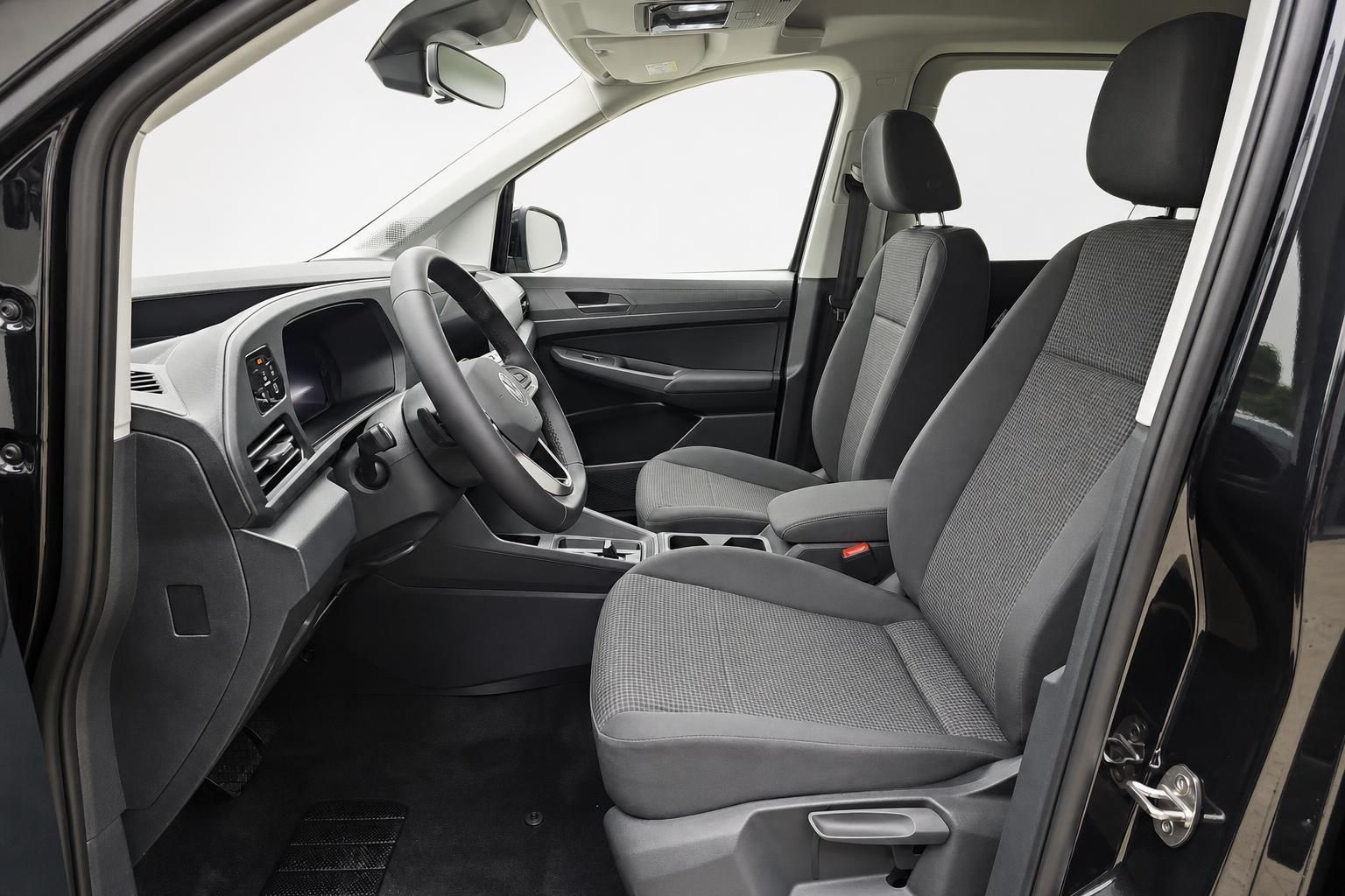 VW Caddy Innenraum Vordersitze und Cockpit Ansicht