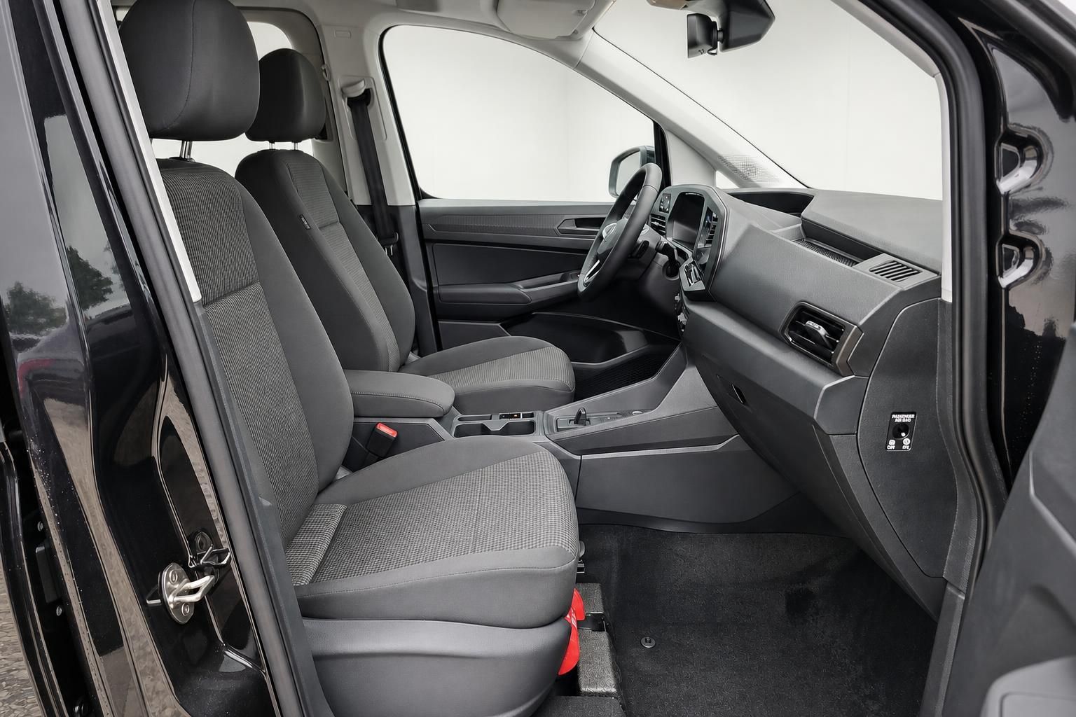VW Caddy Innenraum Beifahrerseite mit Armaturenbrett