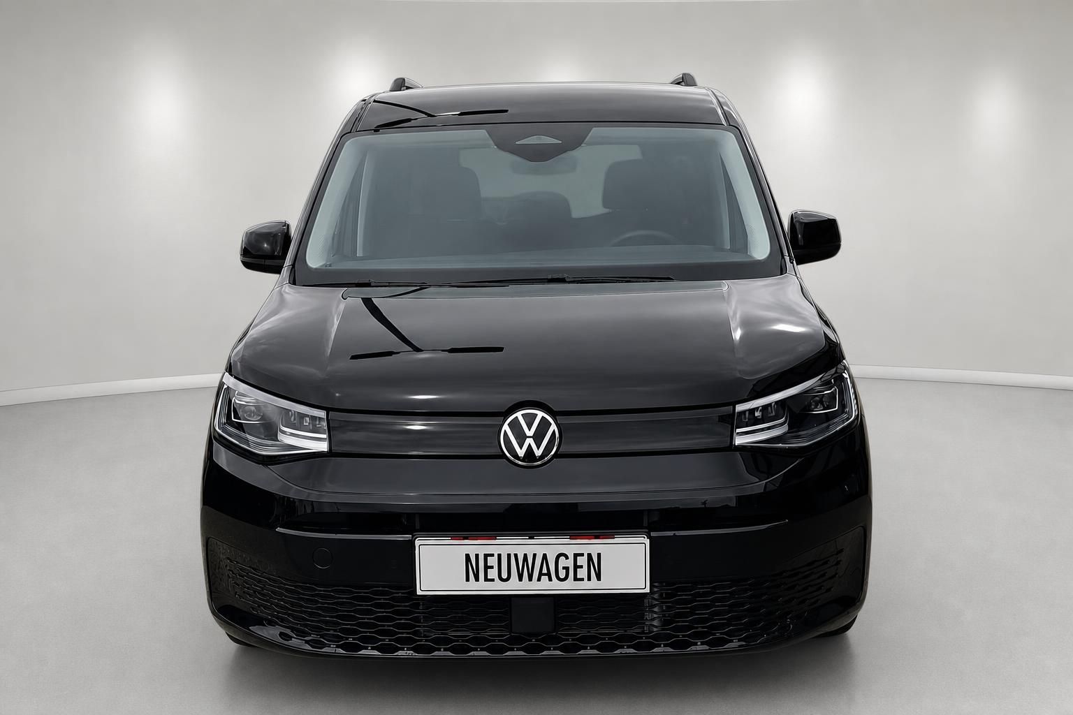 VW Caddy schwarz, Frontansicht mit Kühlergrill und Logo