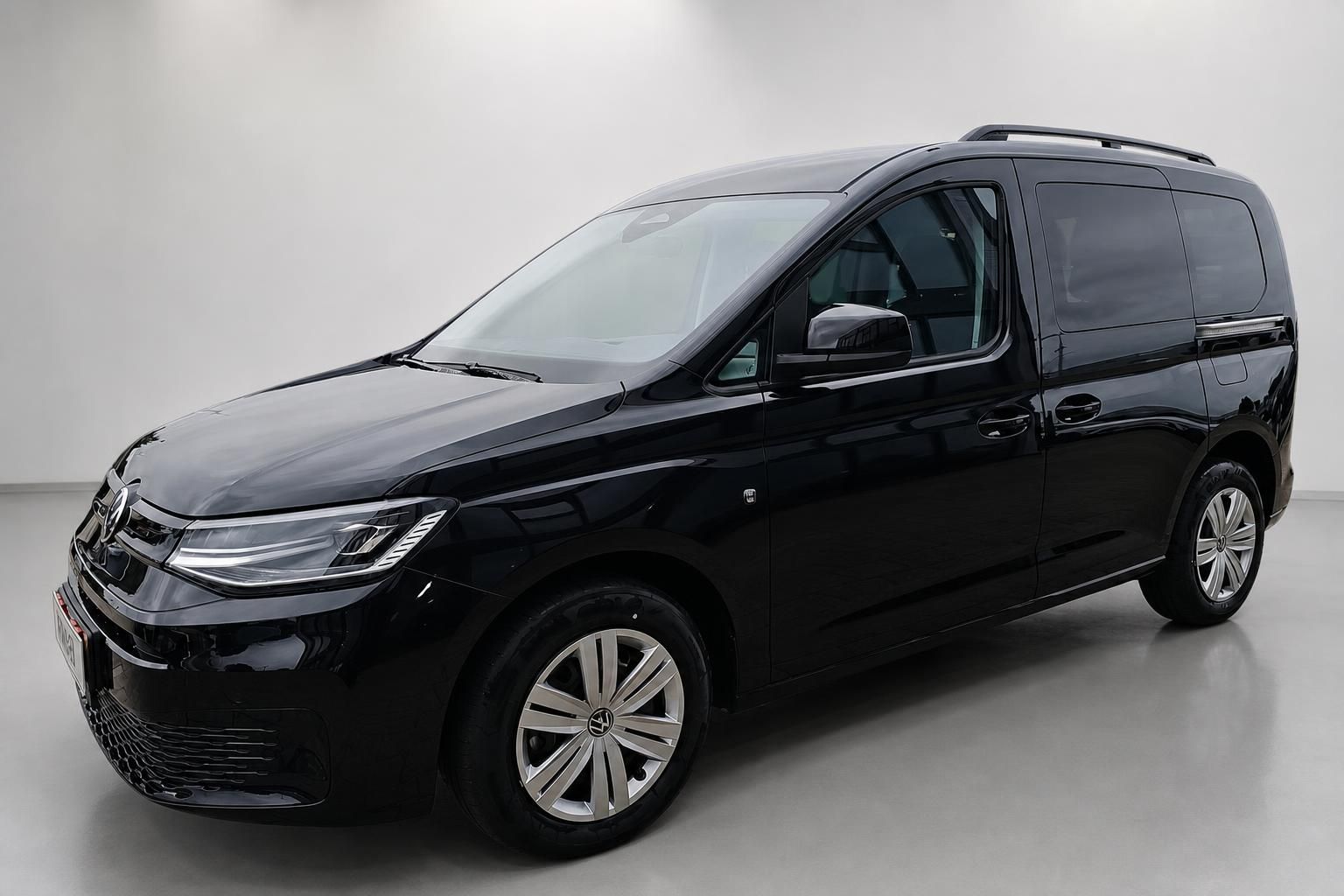 VW Caddy schwarz, Seitenansicht schräg von vorne