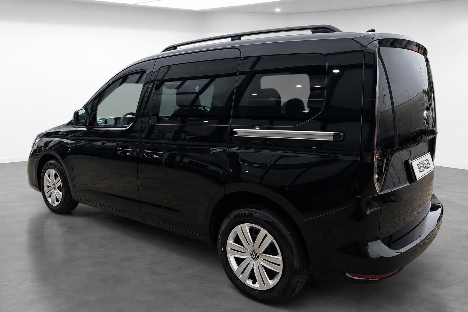VW Caddy schwarz, Heckansicht seitlich im Studio