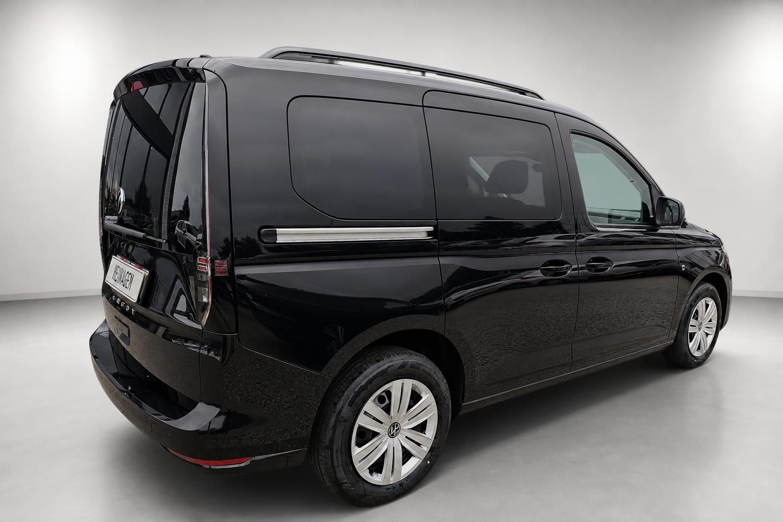 VW Caddy schwarz Heckansicht seitlich im Fotostudio