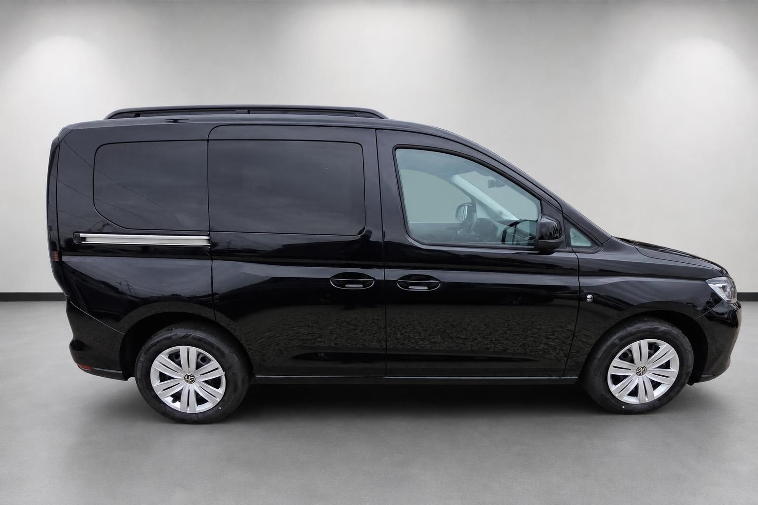 VW Caddy schwarz Seitenansicht Profil im Studio