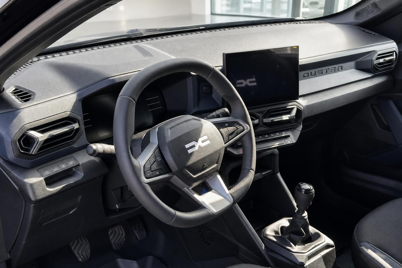 Dacia Duster Cockpit mit Lenkrad, Schaltung und Infotainment-Display