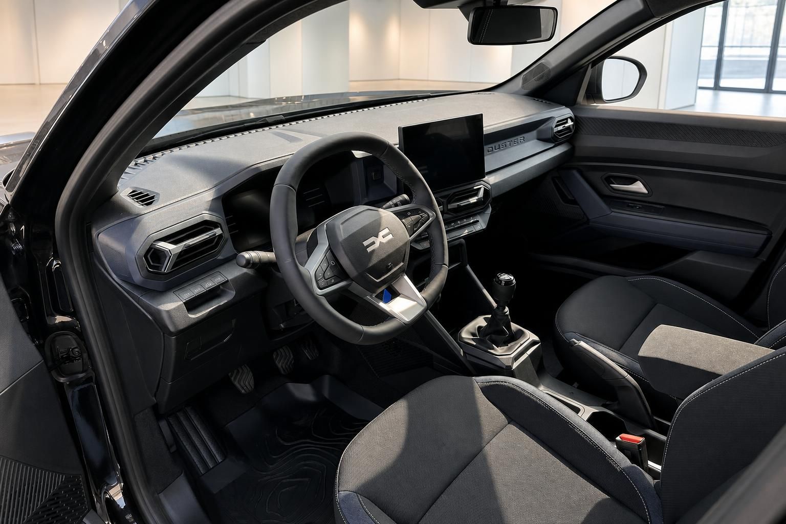 Dacia Duster Innenraum mit geoeffneter Tuer, Lenkrad und Sitzen