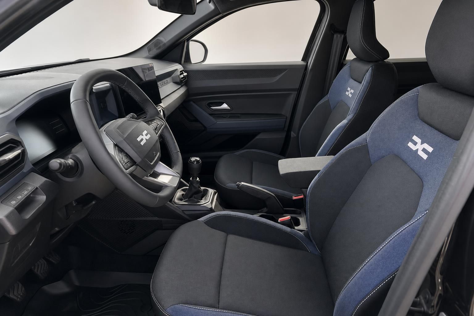 Dacia Duster Innenraum mit Sportsitzen in Schwarz-Blau und Cockpit