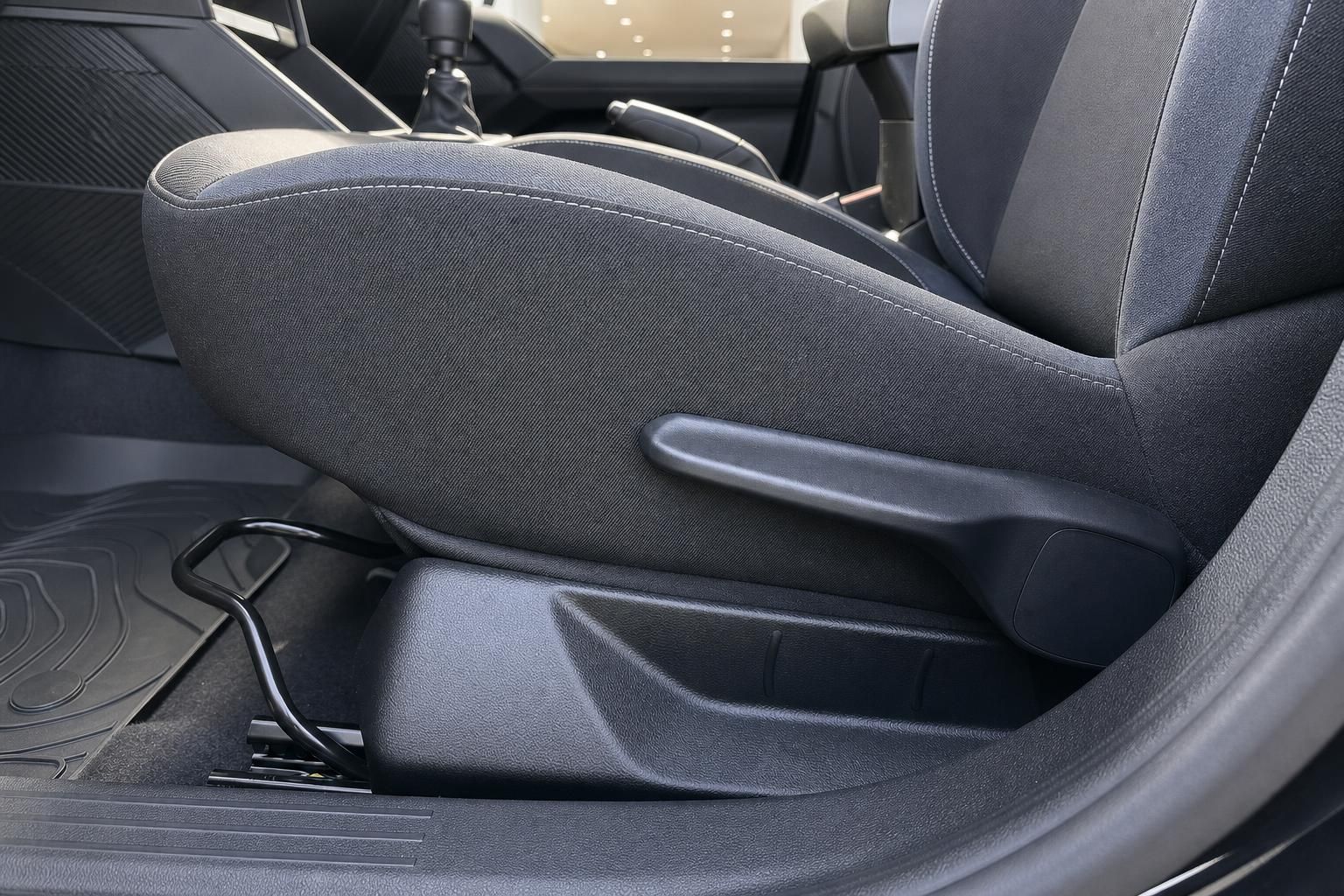 Detailansicht Vordersitz mit Armlehne im Dacia Duster Innenraum