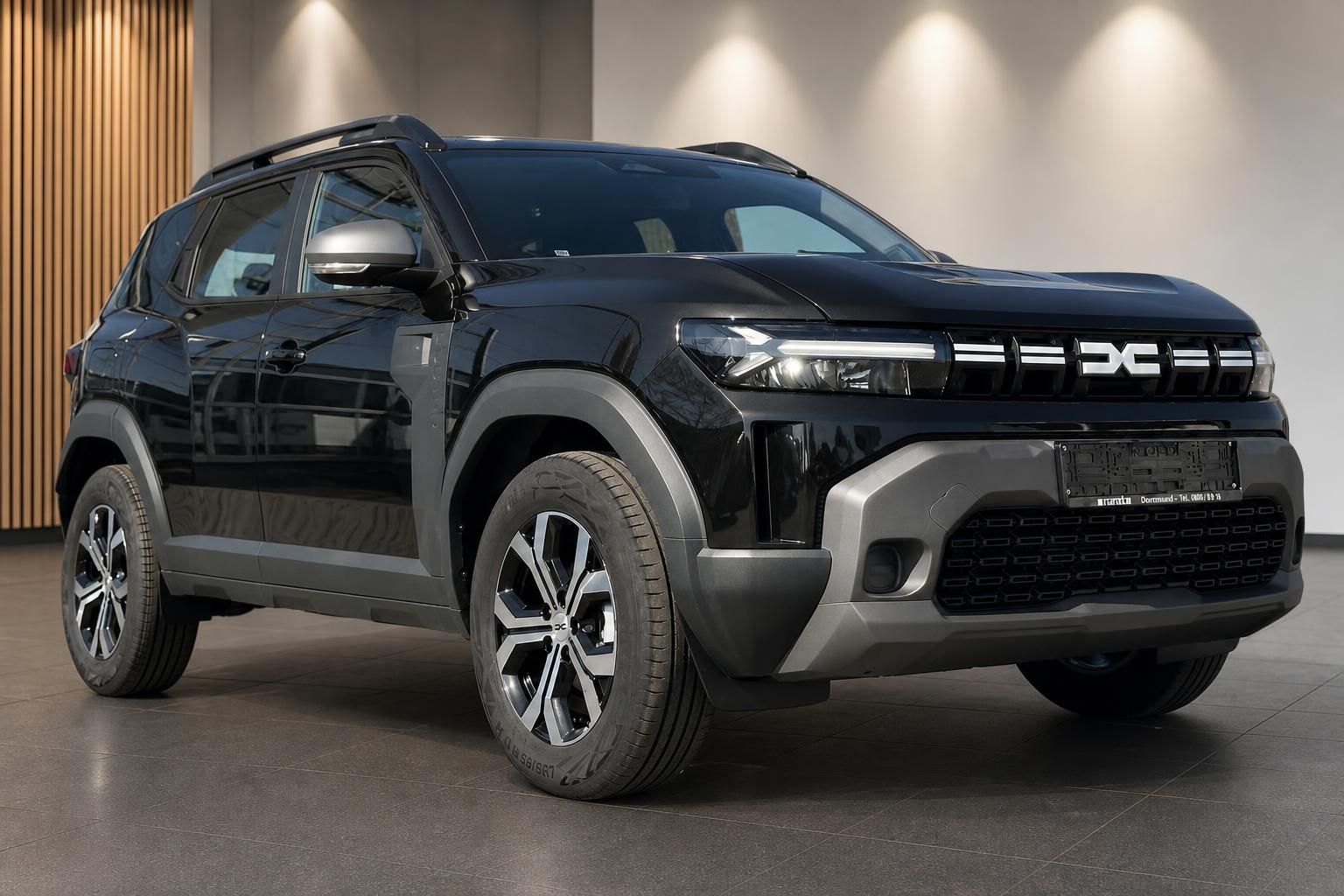 Dacia SUV in Schwarz, Frontansicht schraeg im Autohaus