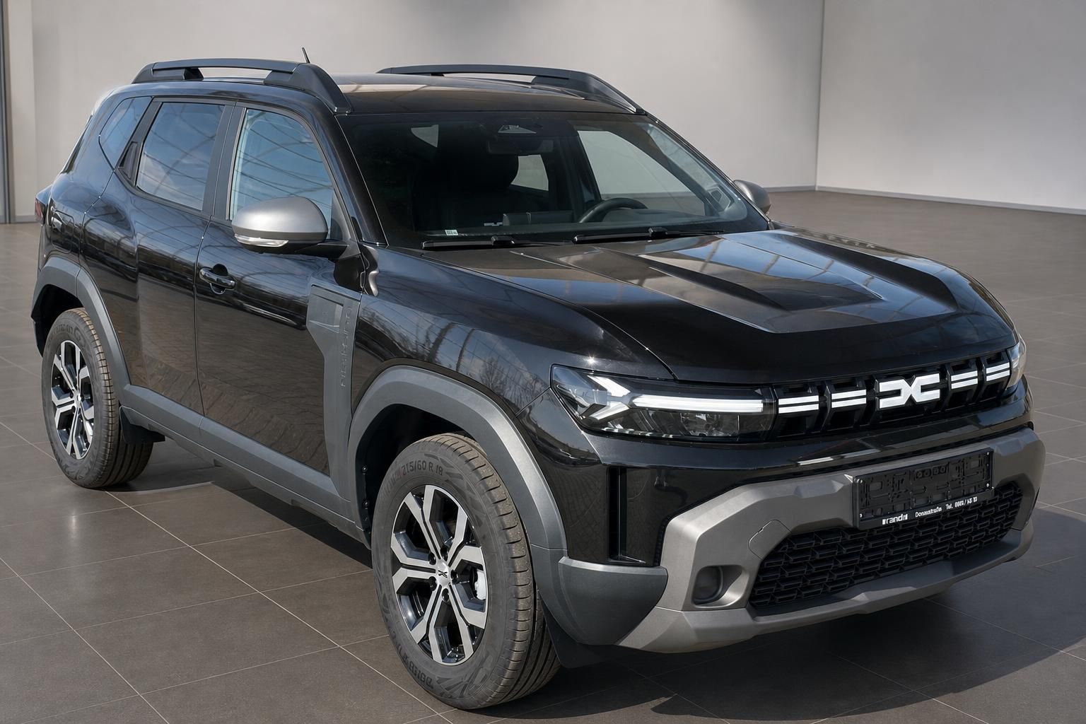 Schwarzer Dacia SUV, Frontansicht schraeg im Showroom